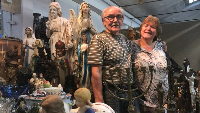 Anne en Caroline van der Noord staan al 27 jaar op de Vrije Markt en zijn dolblij dat de hal morgen eindelijk weer opent. (foto: Eva de Schipper)