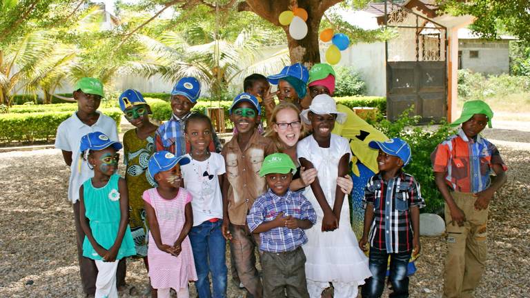 Ellen met 'haar' 16 kinderen. (Foto: Brabant Wereldwijd)