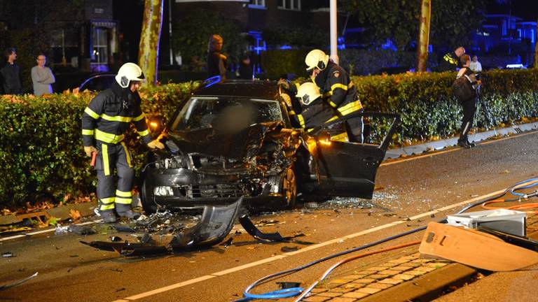 Zwaargewonden bij frontale botsing op Franklin Rooseveltlaan in Breda (Foto: Perry Roovers)