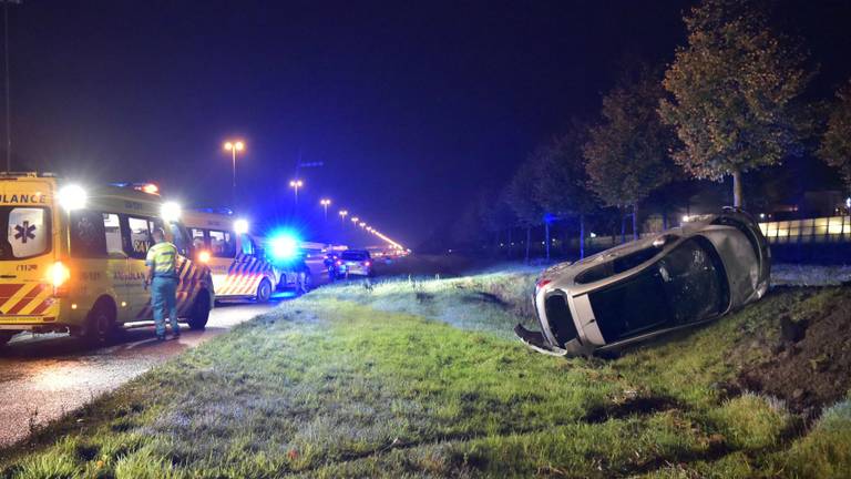 Twee gewonden bij botsing op A16 bij Prinsenbeek (Foto: Tom van der Put)