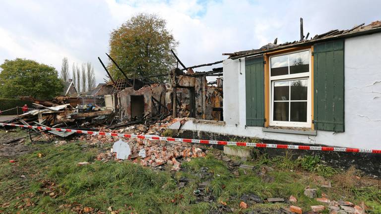 De uitgebrande boerderij. (foto: SQ Vision)