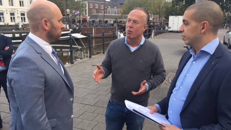 Wethouder Boaz Adank neemt plan Bredase taxichauffeurs in ontvangst.