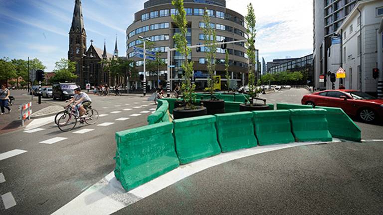 De afsluiting op de Vestdijk wordt wel massaal genegeerd. (Foto: gemeente Eindhoven)