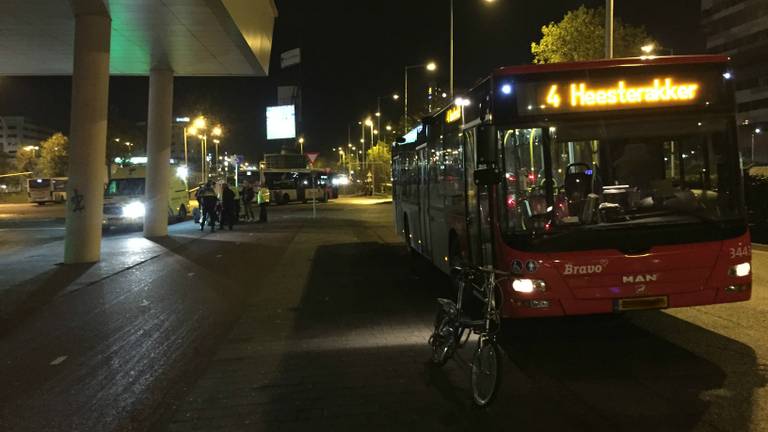 De bus schepte de scooterrijder, de fiets op de foto was niet betrokken bij het ongeval. (Foto: Hans Janssen)