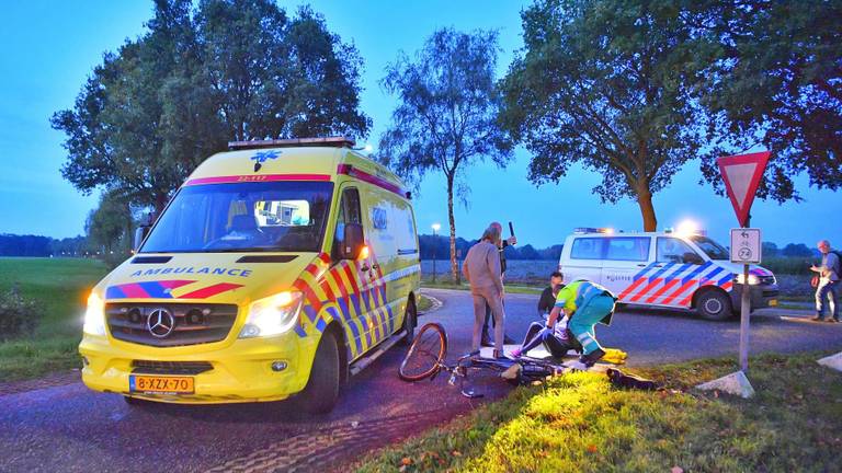 Fietsster aangereden door afslaande auto op kruising in Hapert (Foto: SQ Vision)