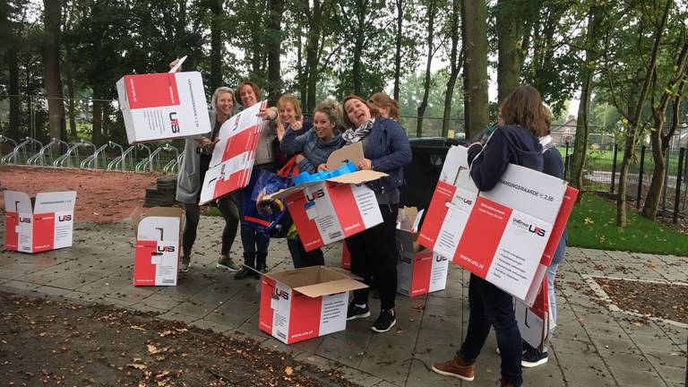 Leraressen hielpen mee met inrichten (foto: Raymond Merkx) 