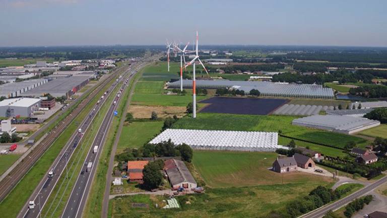 Windmolens zoals die langs de A16 komen. (beeld: provincie)