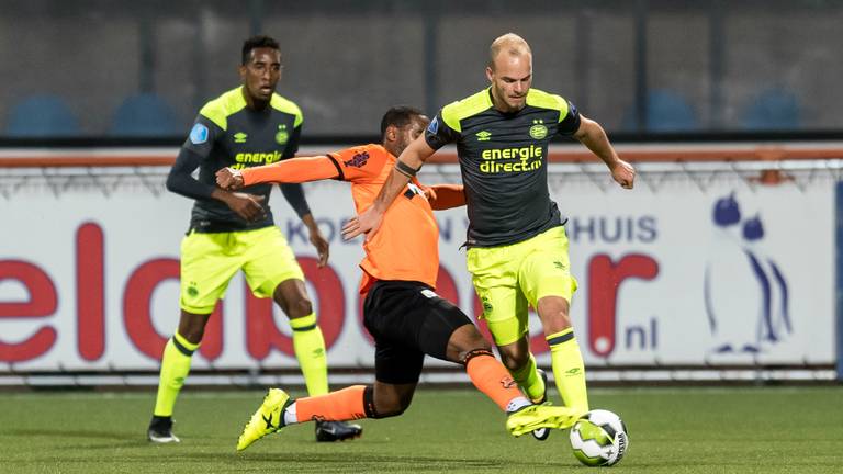 Jorrit Hendriks in duel met Luis Pedro