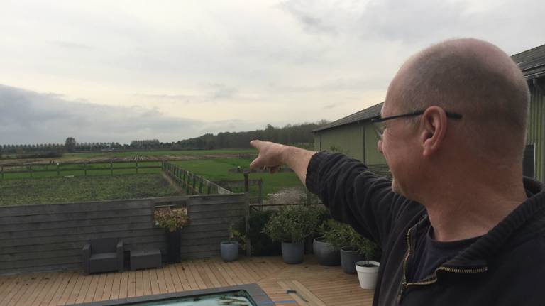 Allan wijst naar de plek waar de windmolens komen. (Foto: Raymond Merkx)