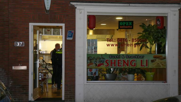 Politie doet onderzoek na overval op sushi- en snackbar Sheng Li. Foto: Ginopress