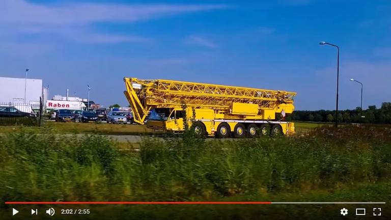 De hybride mobiele hijskraan (videobeeld: Spierings Mobile Cranes)