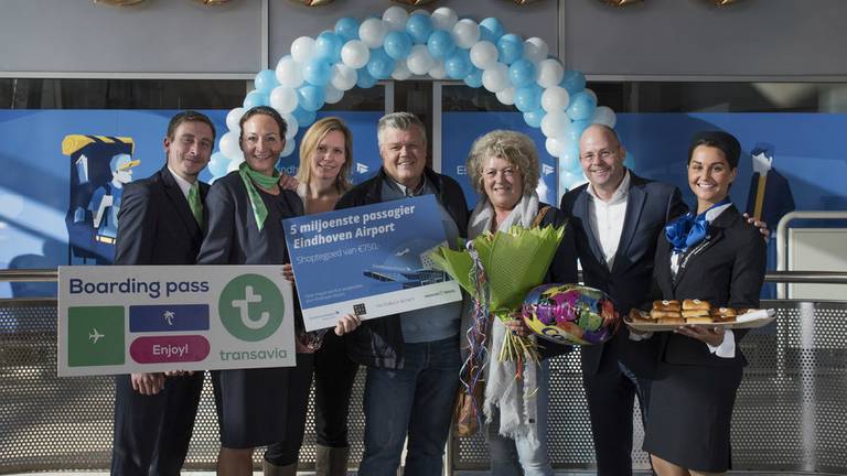 Mevrouw Smeets is de vijf miljoenste passagier. (Foto: Eindhoven Airport)