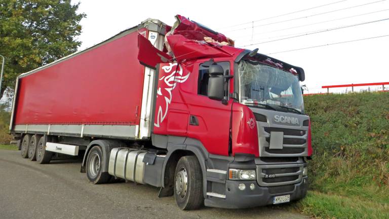 De vrachtauto is flink beschadigd door de aanrijding. (Foto:Ginopress)