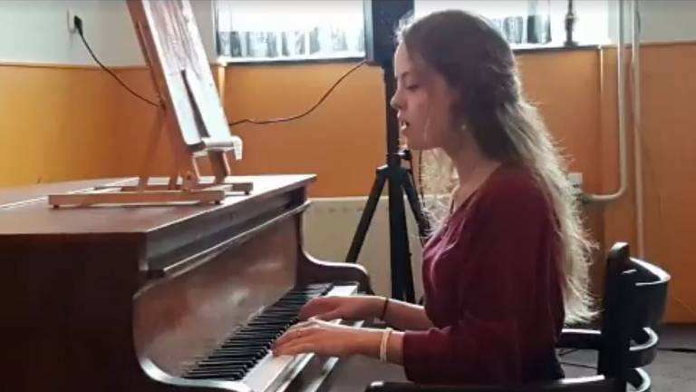 Rachelle aan de piano