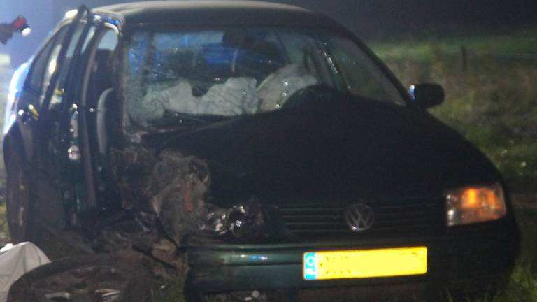 De auto raakte twee bomen. (Foto: Foto Persbureau Midden Brabant)