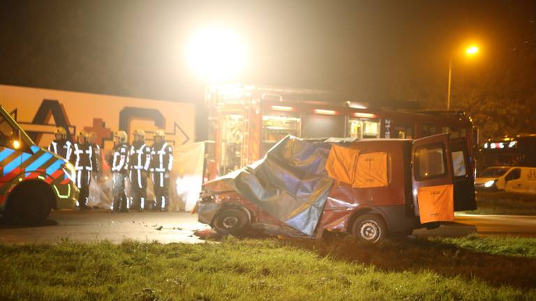 Het bestelbusje werd geschept door een vrachtwagen. 