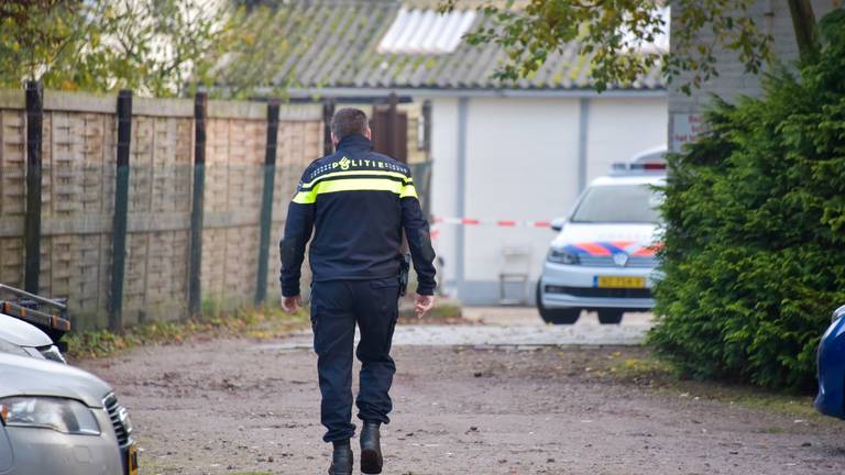 De politie viel vroeg in ochtend het bedrijf binnen. (foto: Jules Vorselaars/JV Media)