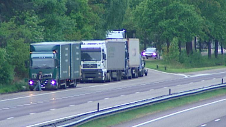 Vrachtwagens parkeren regelmatig op de vluchtstrook
