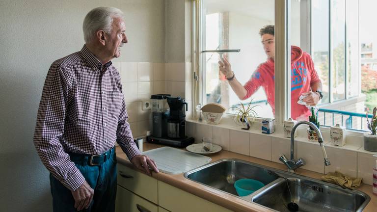 De 20-jarige Daan Sybesma uit Breda helpt zijn opa wekelijks met klusjes in en rond het huis. (foto: ILSE WOLF FOTOGRAFIE)