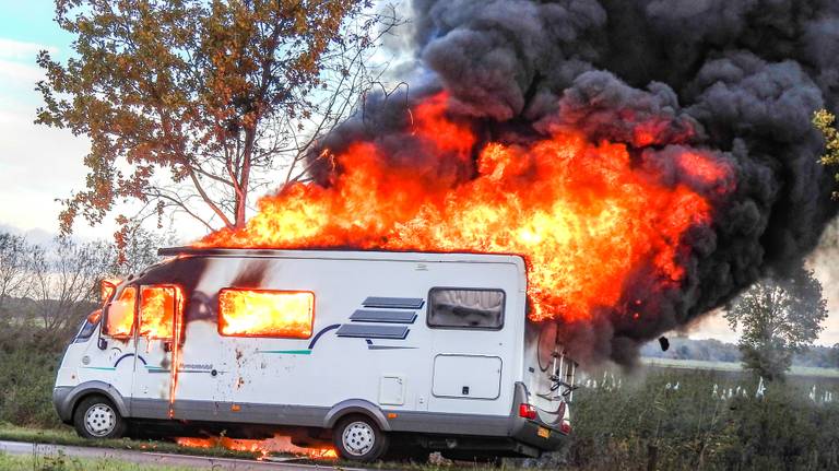 De camper stond in lichterlaaie. (Foto: GinoPress)