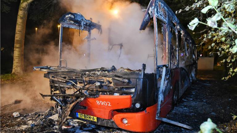 Van de bus is weinig over. (Foto: Toby de Kort/De Kort Media)