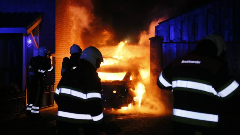 De auto stond tussen een huis en schuur in. (Foto: AS Media)