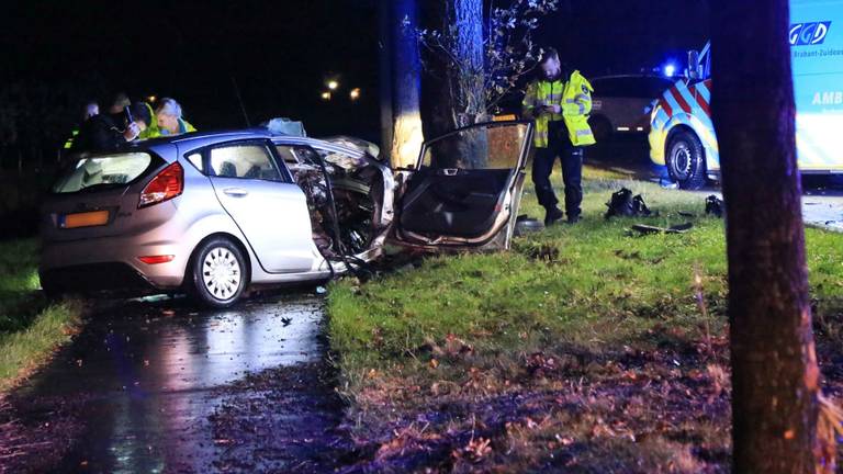 De auto kwam tegen een boom tot stilstand. (Foto: Harrie Grijseels)