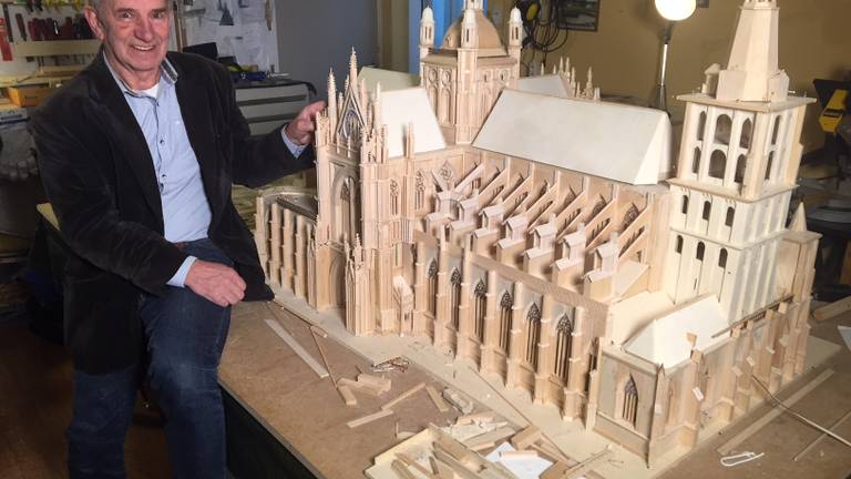 Riny (70) bouwt replica van Sint Jan Den Bosch op schaal