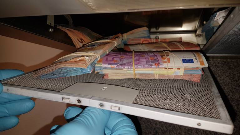 Geld in de afzuigkap (foto: politie Tilburg)