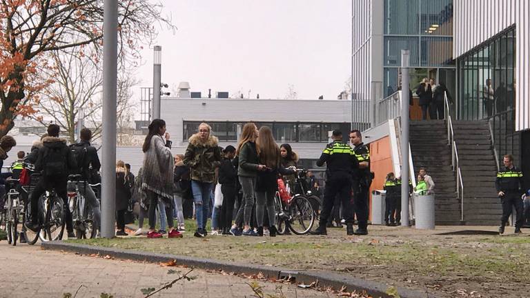 Veel commotie op Campus 013 in Tilburg. (Foto: Omroep Brabant)