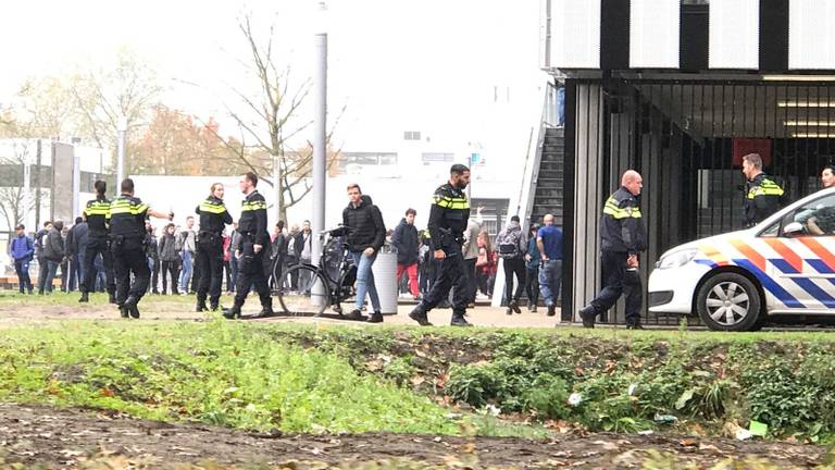 Veel commotie op Campus 013 in Tilburg. (Foto: Omroep Brabant)