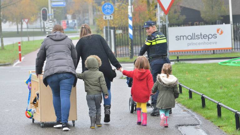 Kinderen mogen terug na bommelding (foto: Perry Roovers/SQ Vision) 