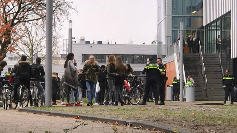 Leerlingen van Campus 013, waar woensdag een grote politie-actie was. De jongeren op de foto hebben niets met de overlast te maken. (Foto: Omroep Brabant)