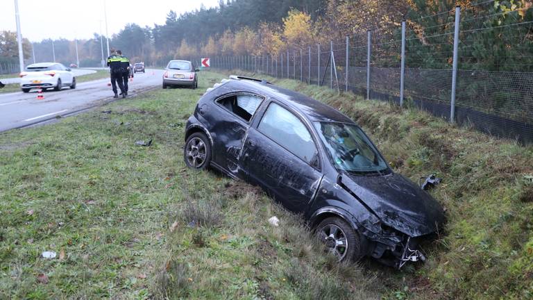 Een van de auto's belandde in de sloot. (Foto: Erik Haverhals/FPMB)