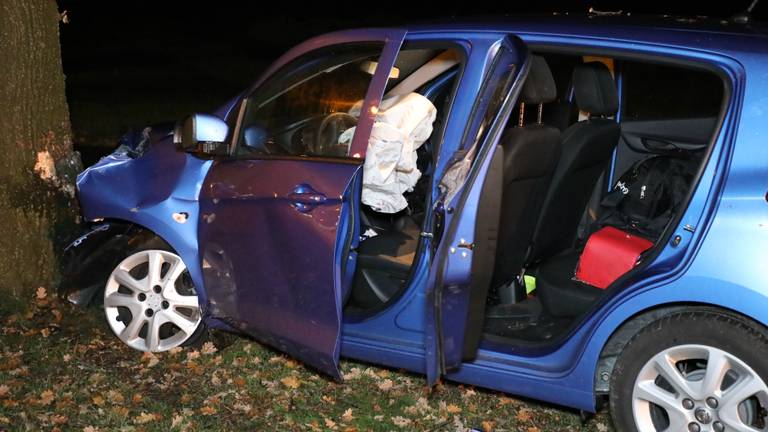 De auto eindigde tegen een boom. (Foto: Erik Haverhals/FPMB)