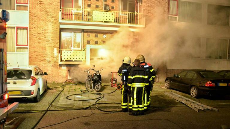 Heel het trappenhuis stond vol met rook. (Foto: Anthony de Kock/De Kort Media)