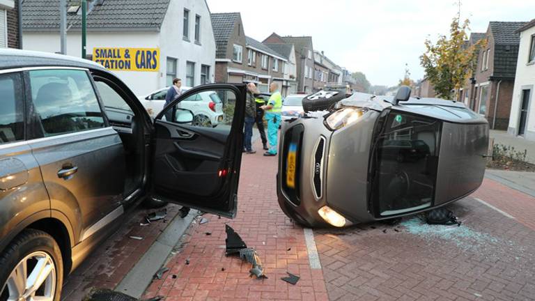 De auto eindigde met twee wielen in de lucht. (Foto: Erik Haverhals/FPMB)