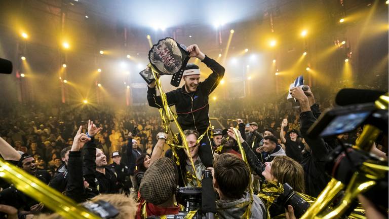 Menno van Gorp in extase na het winnen van het WK. (Foto: Little Shao)