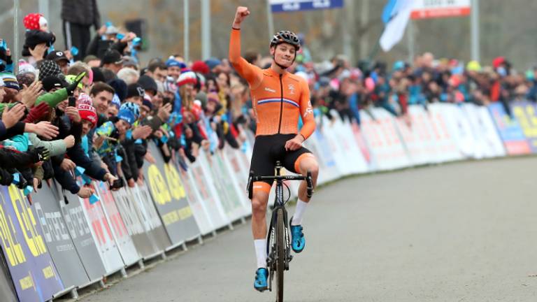 Mathieu van der Poel wint EK veldrijden. (foto: Orangepictures).