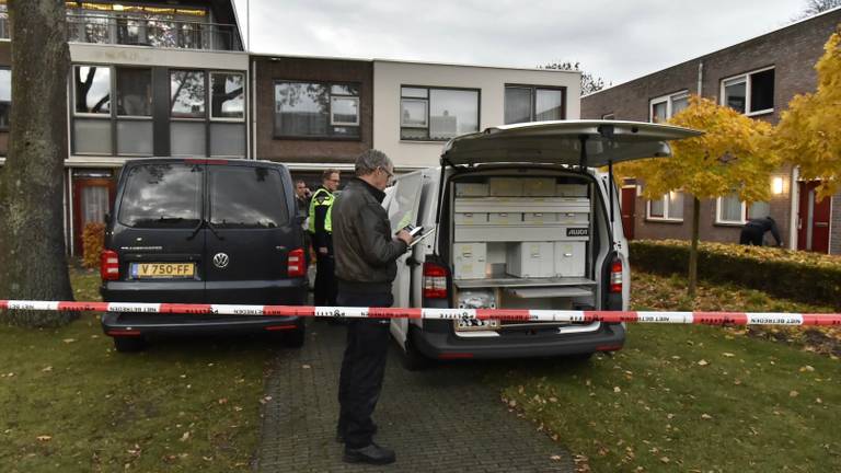 De politie doet onderzoek na de vondst van de man (foto: Dave Hendriks/SQ Vision Mediaprodukties).