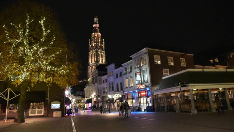 De Grote Kerk kleurt goud door de winst. (Foto: Tom van der Put)