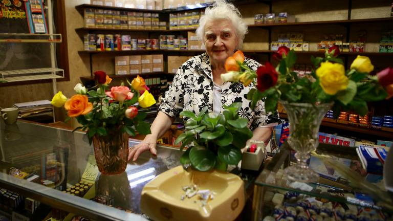 Toos kreeg bloemen van een vaste klant. (Foto: Hans van Hamersveld/Kijk en Klik Media)