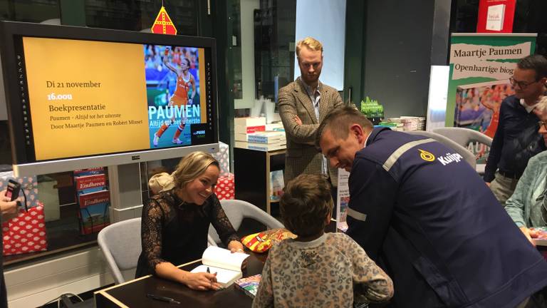 Maartje Paumen tijdens de handtekeningensessie na de boekpresentatie (foto: Hans Janssen).