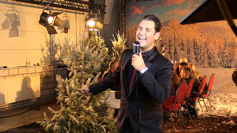 Volkszanger Jeffrey Heesen nam de videoclip voor zijn kerstsingle op in Oss