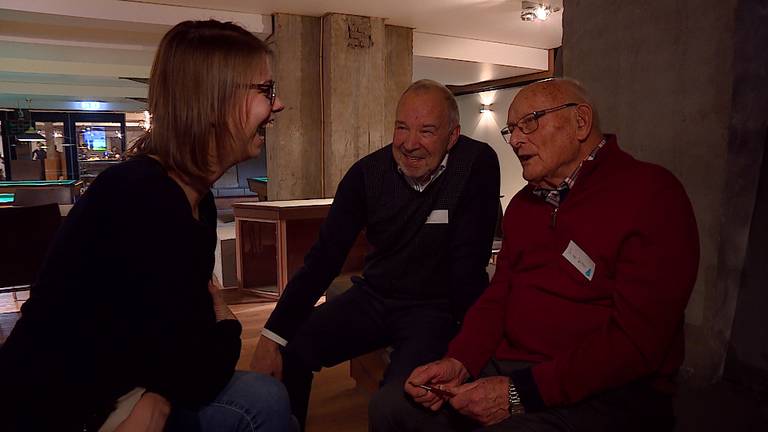 Harry (78) op speeddate met een studente. (Foto: Raymond Merkx)