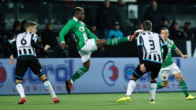 Thierry Ambrose in het groene NAC-shirt in actie tegen Heracles Almelo (foto: VI Images).