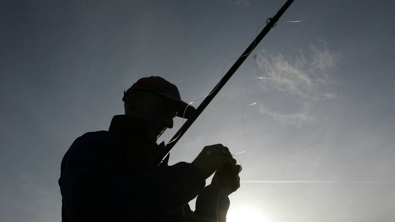 Een visser in actie. (Archieffoto ANP)