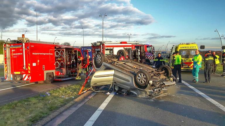 De zwaarbeschadigde auto (foto: Rico Vogels/SQ Vision Mediaprodukties).