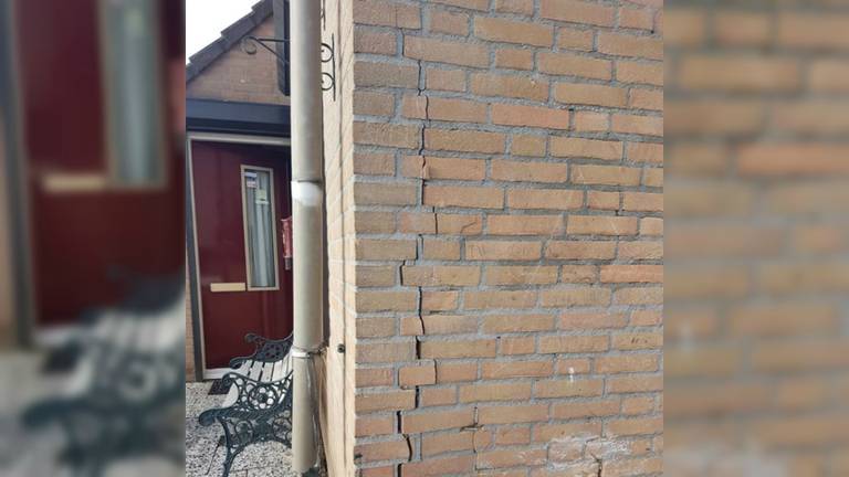 De muur van de woning is beschadigd nadat er een auto tegenaan reed. Foto: Politie Helmond