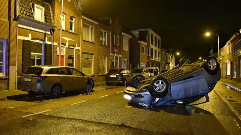 Waardoor de vrouw de macht over het stuur verloor, is niet bekend. (Foto: Toby de Kort)